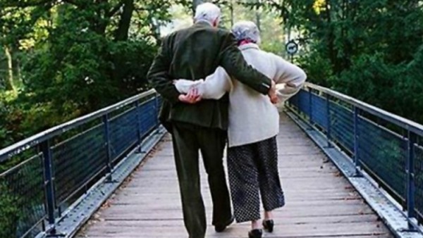old_couple_holding_hands_32994000_58570000