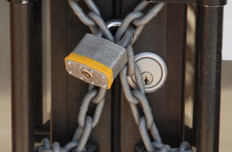 Sute de angajați ramân fară job, după închiderea a două fabrici de lactate