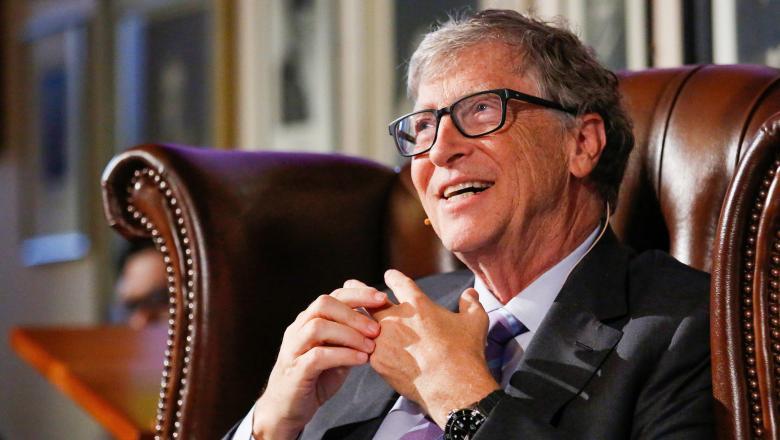 Bill Gates promite că nu va implanta cipuri prin vaccin