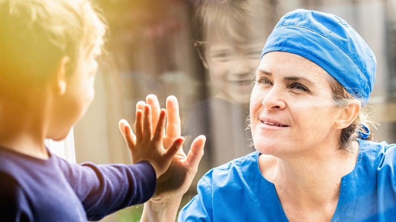 Peste 55% dintre români cred în existenţa noului coronavirus