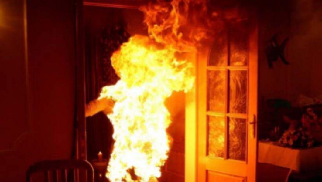 Neînțelegere dusă la extrem: Un vasluian a dat foc casei, după ce s-a certat cu iubita