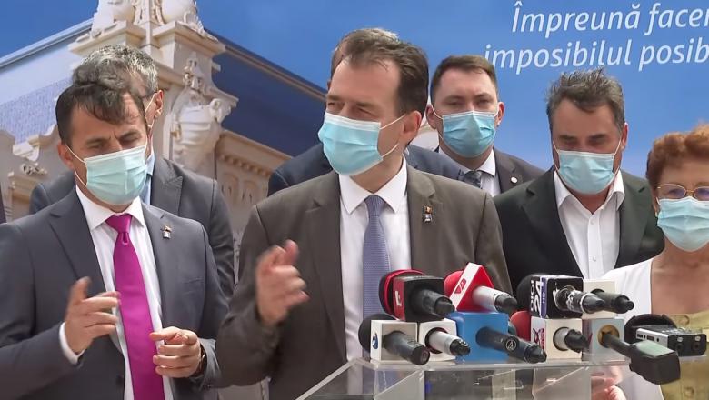 Ministru, Ion Ștefan în spatele premierului Orban, la o conferință de presă îi imită gesturile