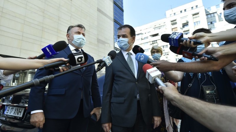 Premierul Ludovic Orban a anunţat că purtarea măştii în spaţii deschise va fi luată la nivel local