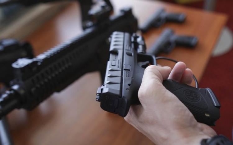 Polițiștii de la Ordine Publică și Brigada Rutieră vor primi pistoale noi