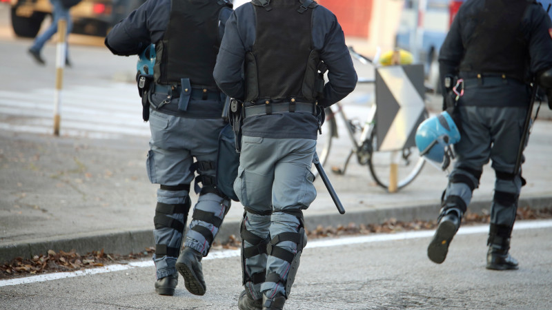 O româncă, aflată la munca în Italia, a fost violată și amenințată cu moartea de volatori