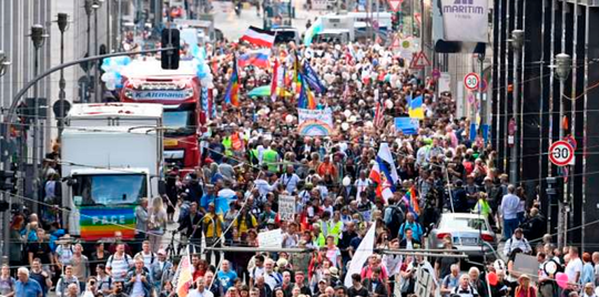 Poliţia berlineză a întrerupt o manifestație anti-COVID pentru că nu se respecta distantarea socială