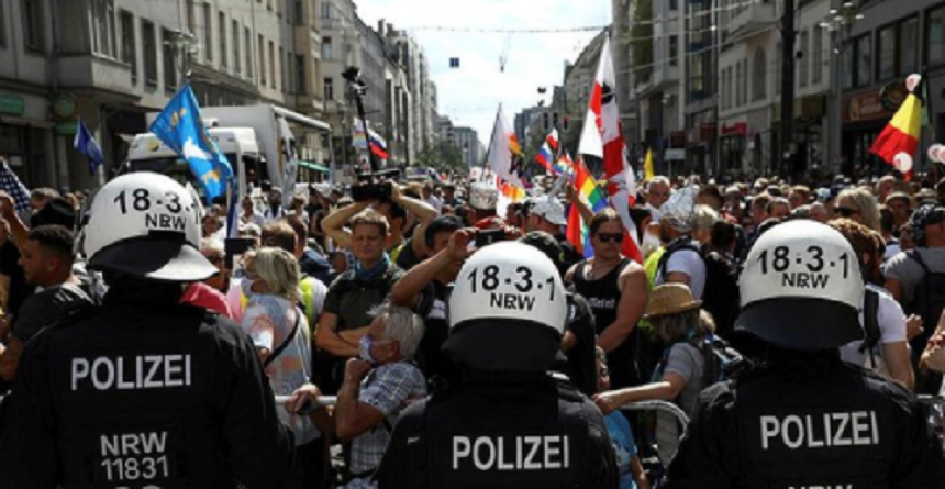 Poliţia berlineză a întrerupt o manifestație anti-COVID pentru că nu se respecta distantarea socială