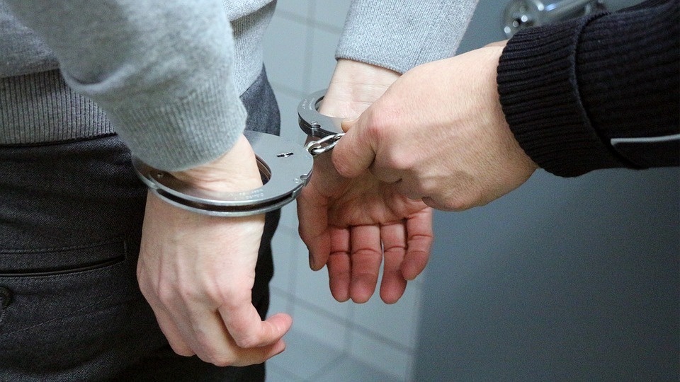 Un individ din Sucevea arestat pentru că și-a abuzat sexual fiica