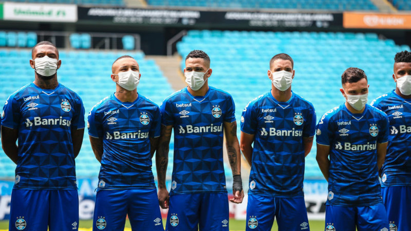 Fotbaliști care tușesc întenționat către alți sportivi s-au către oficiali vor primi cartonaşul roşu