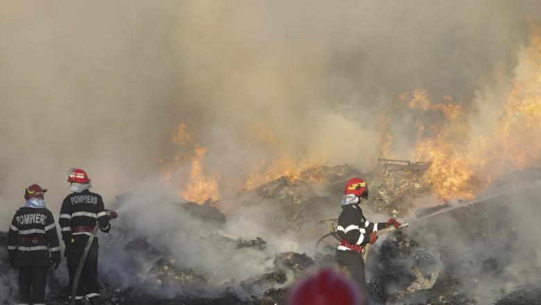 Incendiu de proporții lângă fosta groapă de gunoi din Chitila