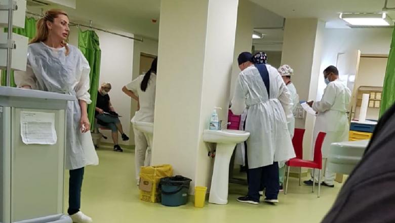 Inconștiență: Asistentă medicală de la UPU Craiova, surprinsă fără mască, în spital