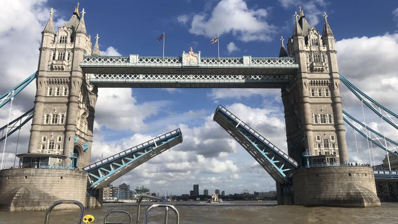 Tower Bridge a rămas blocat