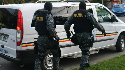 12 suspecți, audiați, după ce mascații au deschis la proxeneți din București și Ilfov