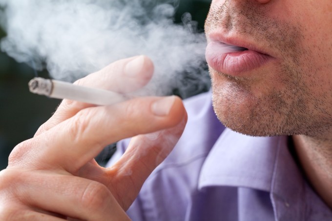 Medicii de specialitate spun că fumătorii pot fi afectați foarte grav de COVID