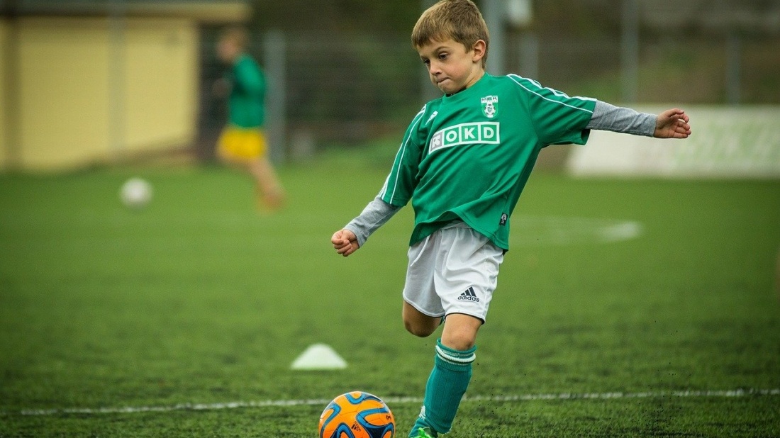 Guvernul româniei a adoptat un oOG: Copiii care sunt legitimați într-un club sportiv vor primi de la guvern vouchere în valoare de 300 de lei
