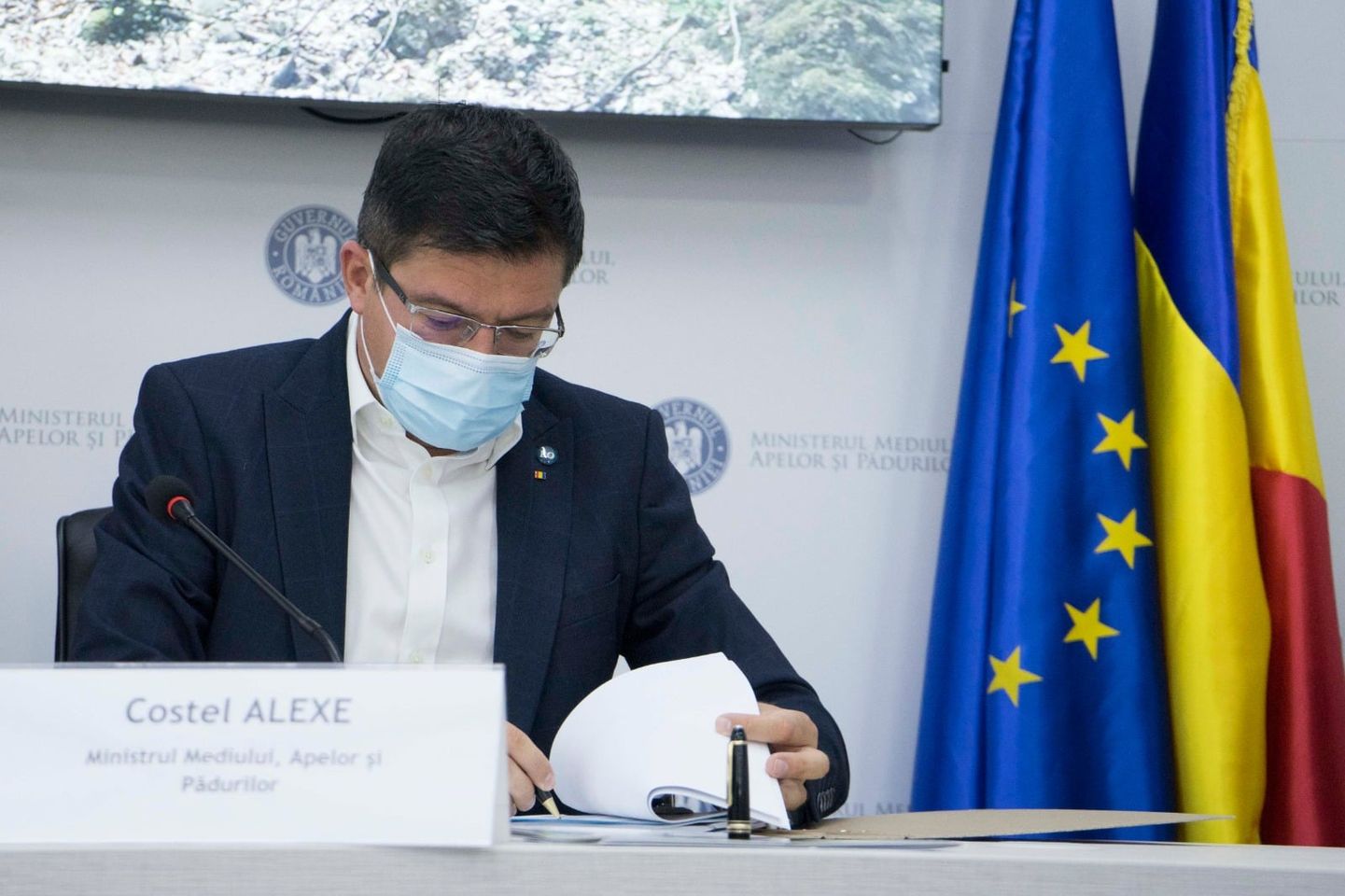 Costel Alexa a anunţat pe pagina socială că a semnat contractele pentru dublarea pădurile cu suprafaţă virgină