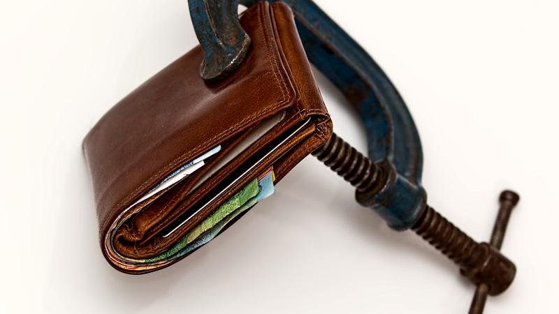 Economia Europei încearcă să se repună pe picioare, dar prețurile se duc tot în jos