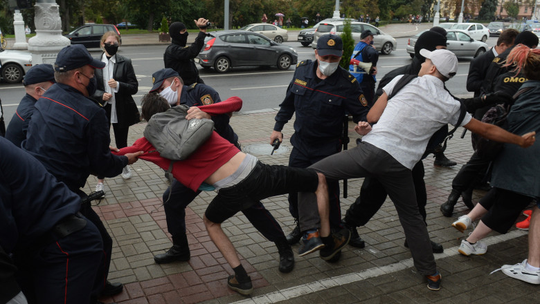 La Minsk după muncitori, sute de studenți protestează și cer demisia lui Lukasenko