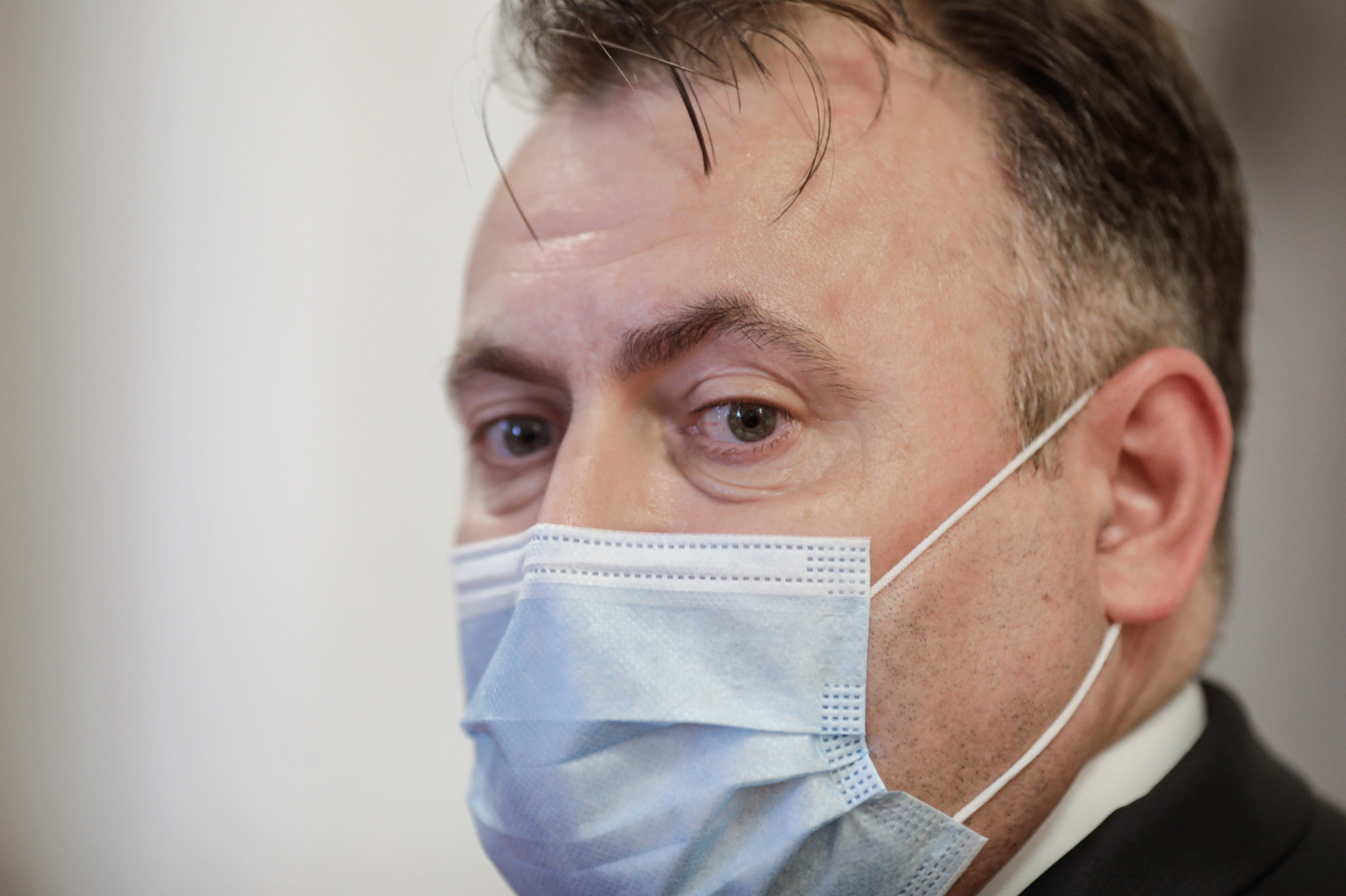 Nelu Tătaru amenință cu rezilierea contractului firma câtigătoare a licitatiei de măști, dacă nu face livrarea în 2 zile