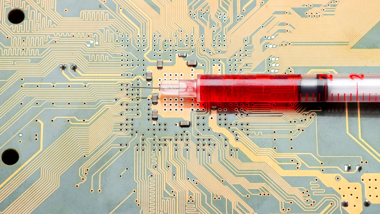 Cercetătorul Cristian Presură îi linistește pe conspiraționiștii înspăimântați de cyberporcul lui Musk: Nu pot fi implantate CIP-uri prin vaccin