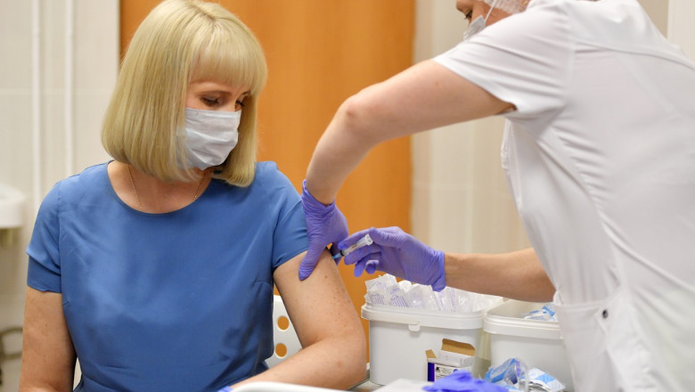 Unul din șapte voluntari ruși, vaccinați anti COVID, au efecte secundare