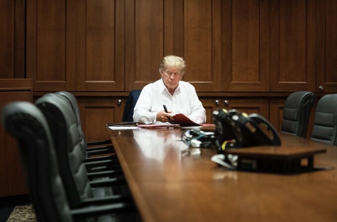 Donald Trump a ajuns ţinta ironiilor, după ce s-a fotografiat mimând semnarea unei foi albe