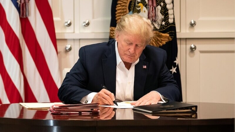 Donald Trump a ajuns ţinta ironiilor, după ce s-a fotografiat mimând semnarea unei foi albe