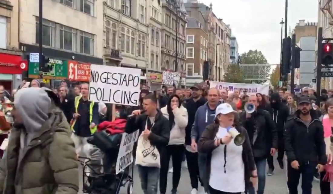 Mii de persoane au ieşit în stradă la Londra. Manifestanții susțin că pandemia este o păcăleală