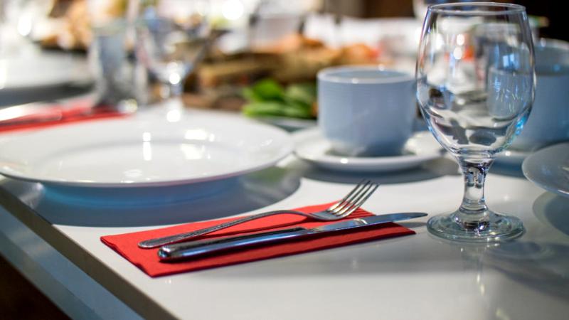 Patronii de restaurante dau statul în judecată, nemultumiți că se închd localurile