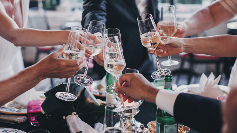 Poliția din Bihor a deschis dosar penal pentru organizarea unei nunți cu 350 de invitati. Ulterior, mireasa a ieșit pozitiva la testul de COVID