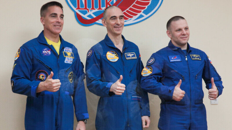 Trei astronauți, unul american și doi ruși de pe o stație spatială internațională, s-a intors teferi pe Pământ
