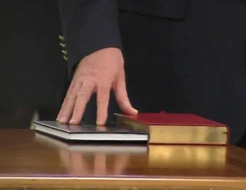 USR PLUS a organizat boicot la juramantul pe Biblie