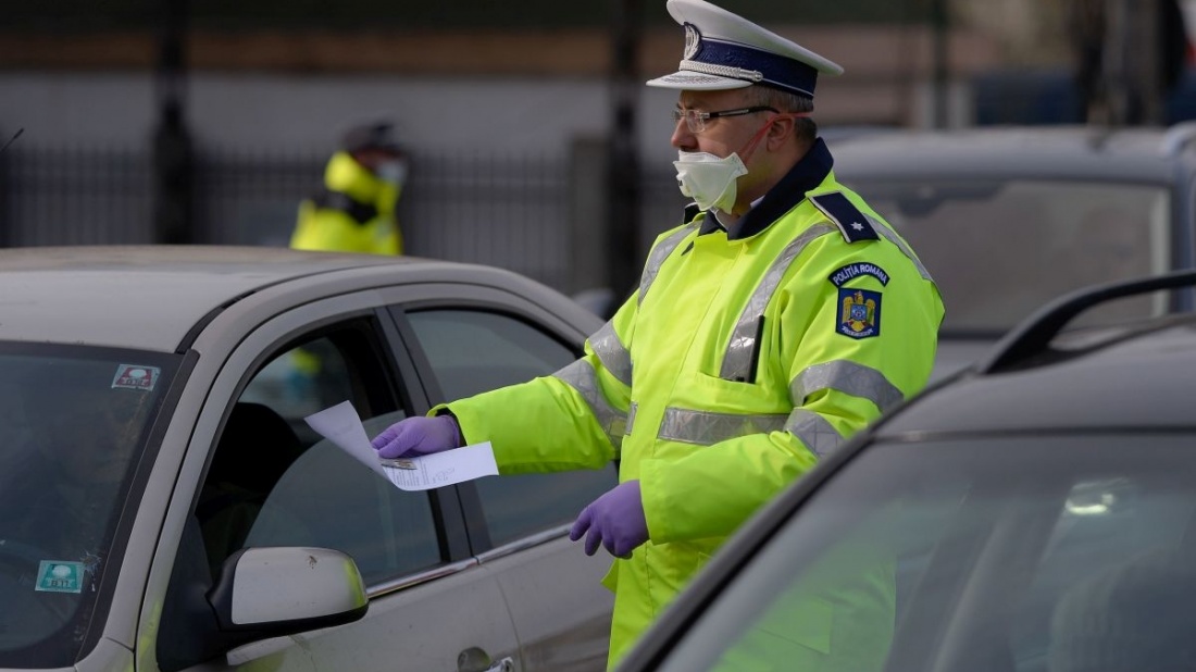 Încă o localitate în care oamenii au voie să iasă doar cu declarație pe propria răspundere! Zona este păzită de MAI