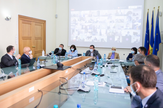 Premierul Ludovic Orban și-a suspendat toate activitățile după ce a stat lângă o persoană confirmată cu Covid-19