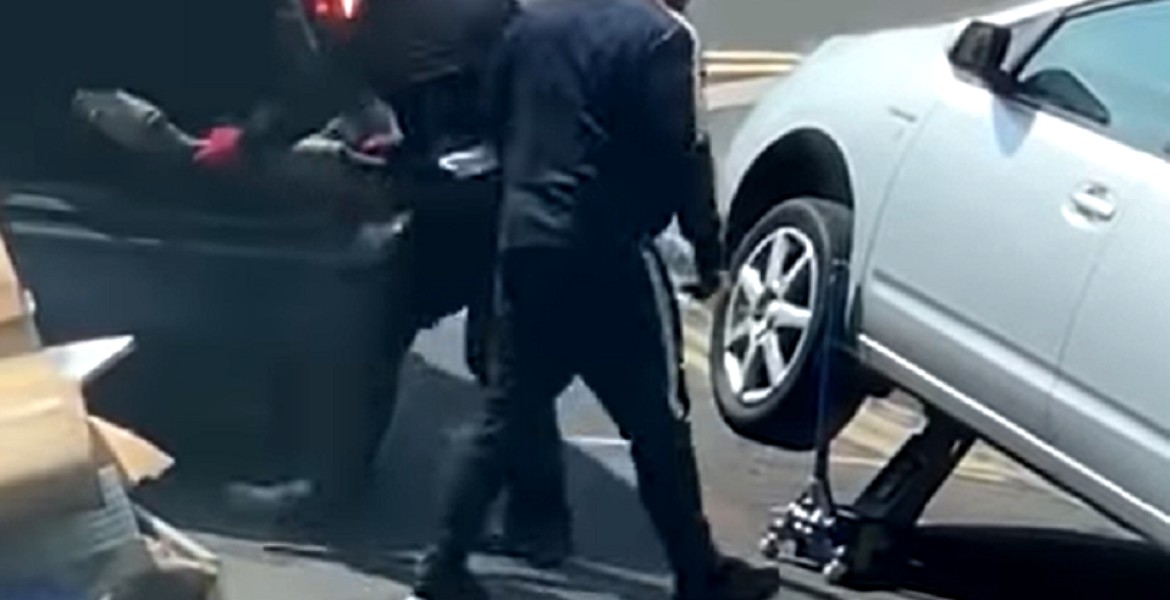 Patru Bărbații care furau catalizatoare de la mașini, prinși de polțiști după ce au tras 12 focuri de armă