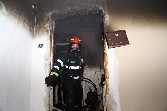 Un apartament din București a luat foc în urma unei explozii