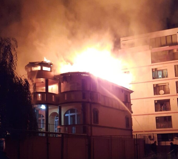 Două case au ars din temelii, în Sectorul 3 al Capitalei