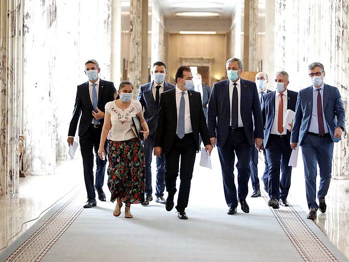 Ludovic Orban, împreună cu o serie de miniștrii, au plecat într-o vizită ofivială în Franța