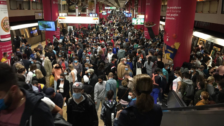 Metroul, blocat de leșinul unui bărbat. Sute de persoane au umplut peronul