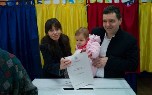 Dincolo de viaţa publică Nicuşor Dan are o familie de nota 10
