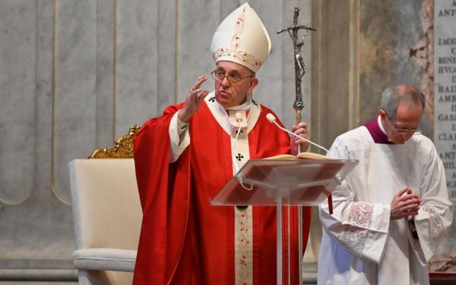 Papa Francisc a salutat mulțimea și i-a îndemnat pe oameni să respecte măsurile anti-COVID