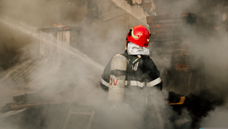 Un apartament din București a luat foc în urma unei explozii