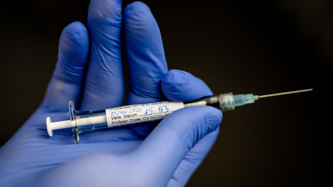 Vaccinul împotriv COVID, oprit temporal după îmbolnavirea unui voluntar