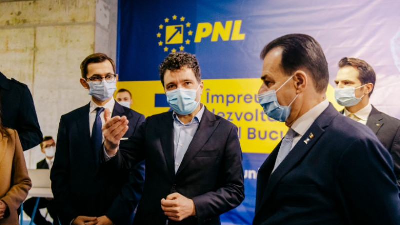 Nicușor Dan a înmânat lui Ludovic Orban cheia sediului