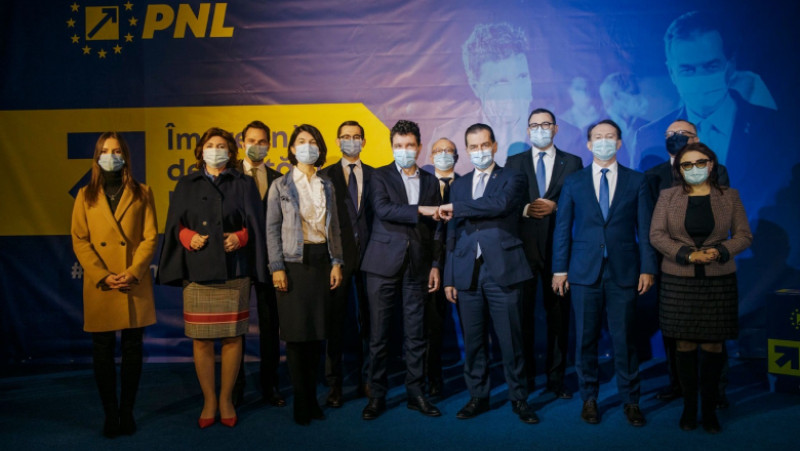 Nicușor Dan a înmânat lui Ludovic Orban cheia sediului