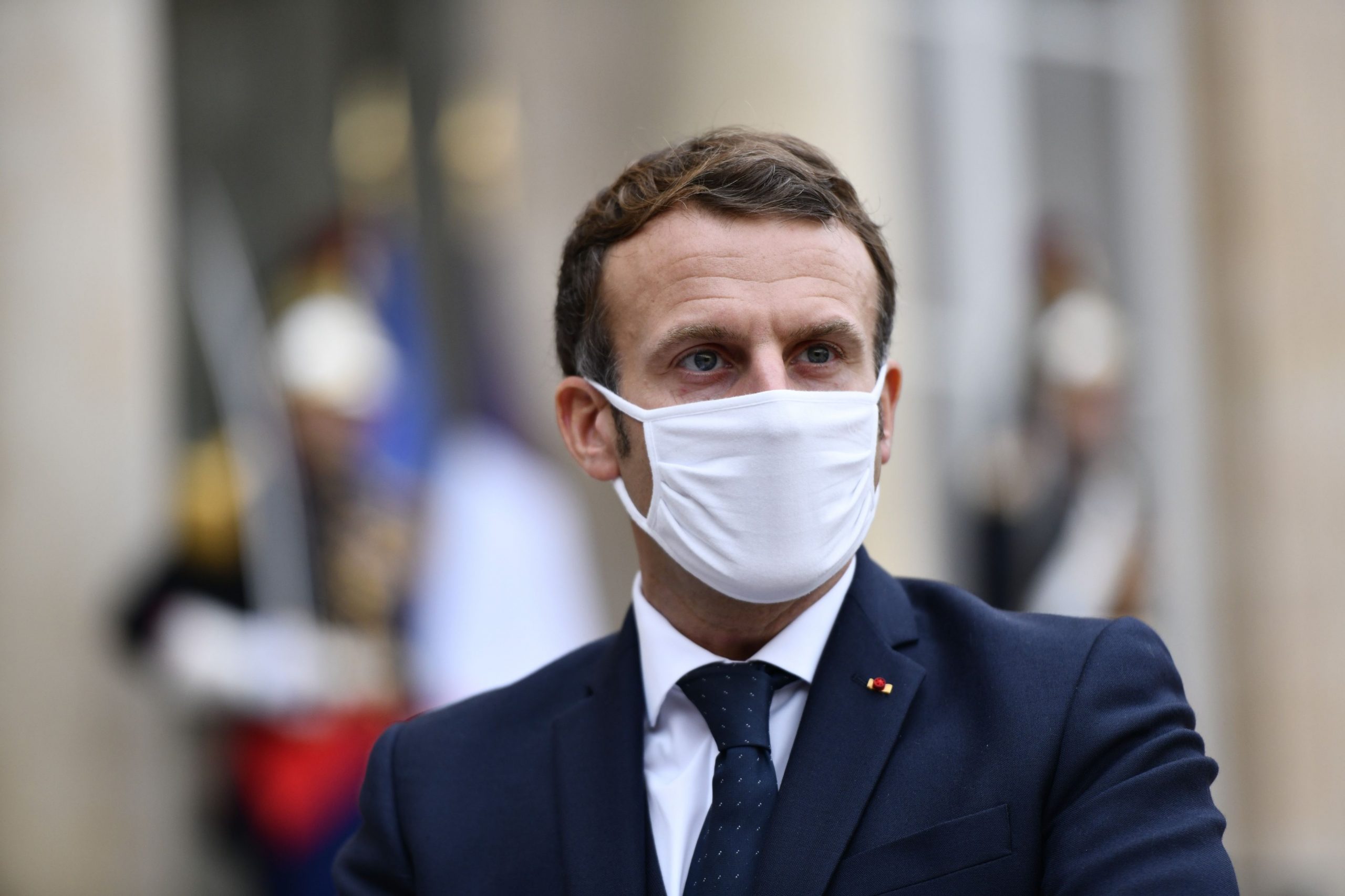 Emmanuel Macron anunță că dacă nu se intervine decisiv, în urmatoarele luni se vor înregistra sute de mii de morți