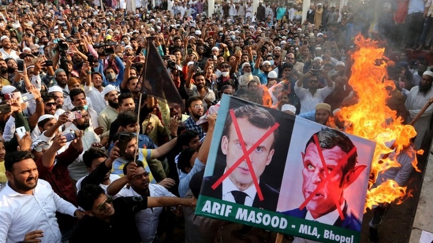 Zeci de mii de musulmani au demonstrat în Pakistan, Bangladesh şi teritoriile palestiniene împotriva Franţei