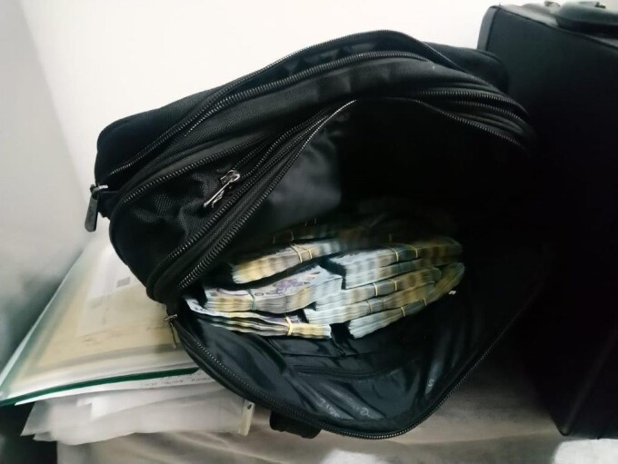 Polițiștii care au făcut avere vânzând permise