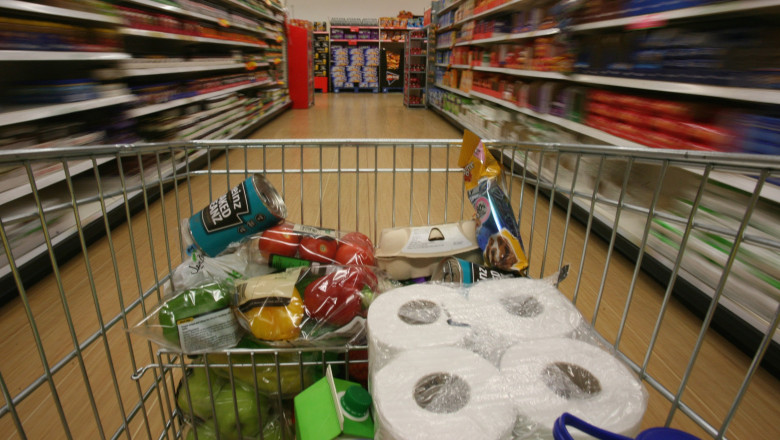 Constănțenii au dat navală la cumpărături de alimente, speriați de ideea de carantină