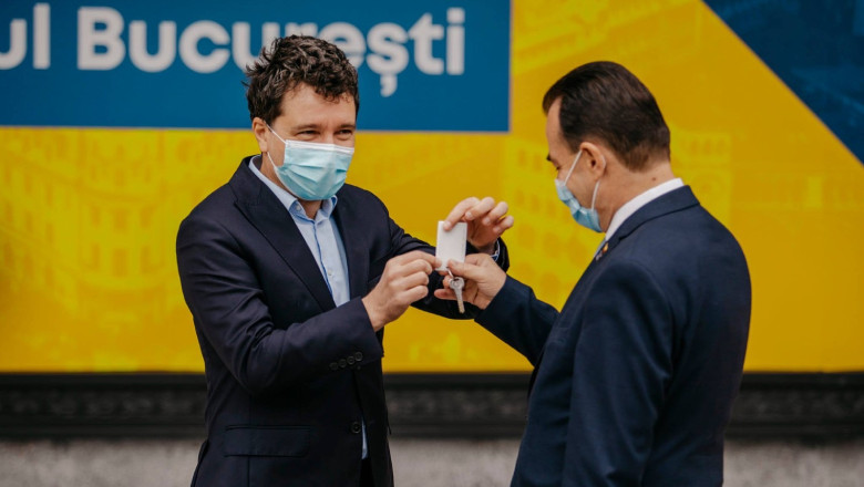 Nicușor Dan a înmânat lui Ludovic Orban cheia sediului